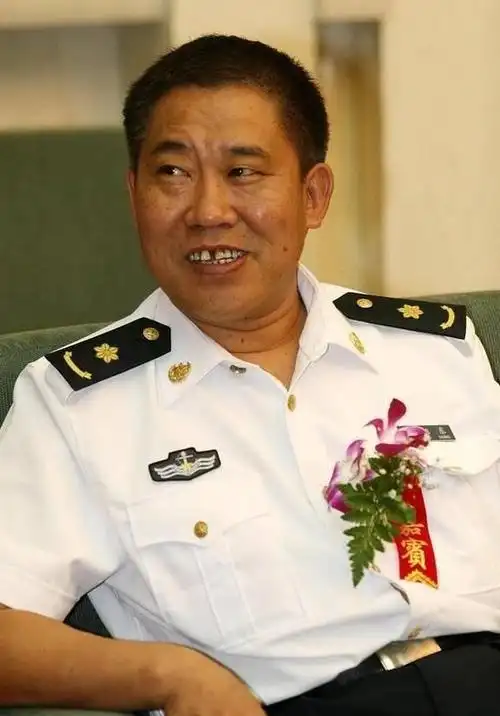 杜旭东这辈子做的最正确的决定就是用一身军装骗得美娇妻