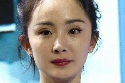 笑起来显得有些勉强,而且笑起来脸部肌肉呈现的状态很紧绷!