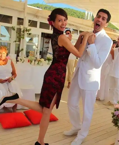 梁咏琪的家人出现了,她看起来比她的外国丈夫还大,她的混血女儿真的很