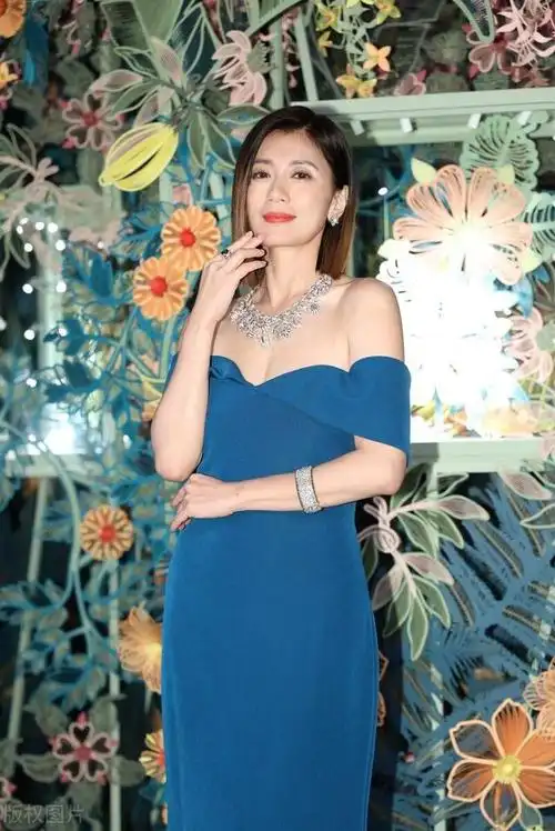 贾静雯出席珠宝展活动蓝色低胸晚礼服衬托肤白似雪