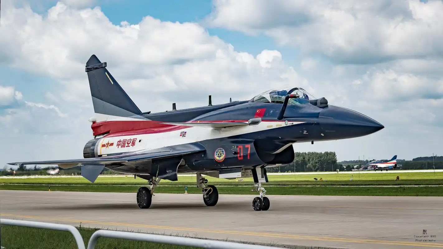 战机欣赏:空军开放日上的八一飞行表演队的歼-10c战斗机.