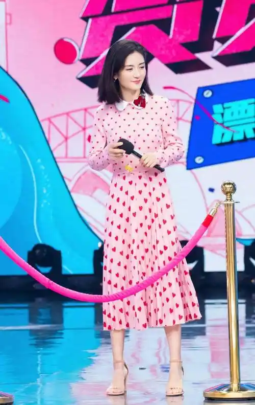 3.心形印花连衣裙(甜美,俏皮)谢娜搭配了黑色的一字带高跟鞋知性优雅.