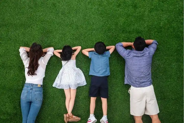 幸福的一家四口趴在草地上建筑/城市免费下载_jpg格式_5472像素_编号