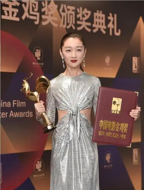 尤其是2020年,周冬雨简直就是拿奖拿到手软,金鸡奖,金像奖,金马奖她都