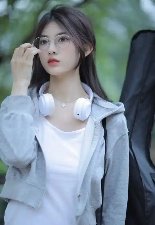 校花美女圆框眼镜恬静写真