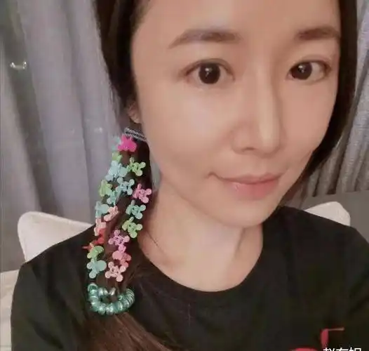 林心如晒母女互动,5岁小海豚为妈妈化妆,梳头发,眼线是亮点_霍建华