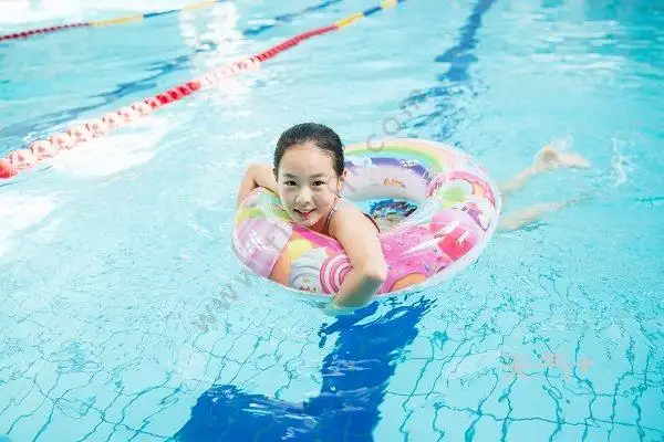 小孩学游泳有什么好处 游泳对孩子的好处