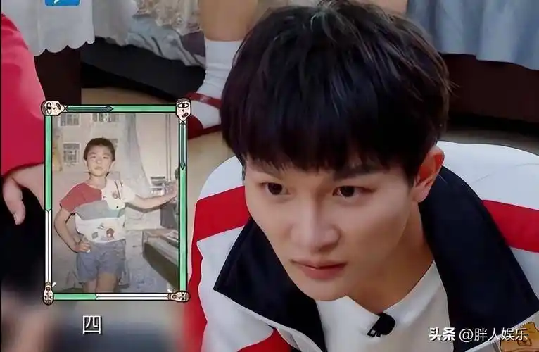 小时候就爱蹦爱跳爱唱爱文艺的周深,嗓音第一次在小学里受到了"重视"