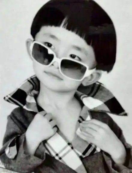 不知道是不是光线的原因,还是小时候的千玺就比较黑呢,很多网友吐槽他