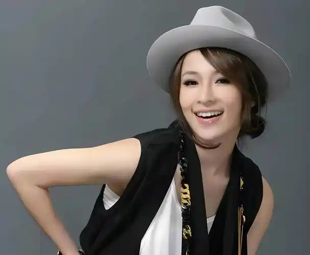 娱乐圈:黄景瑜与导演合作引发争议,萧亚轩暂无生育计划!