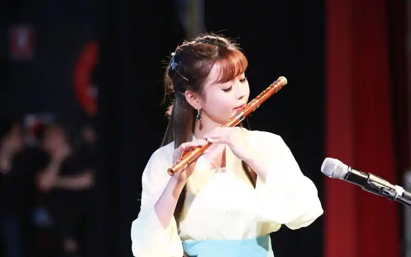 笛子独奏欢乐歌笛声悠扬盎然吹的欢快活泼振奋人心