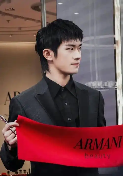 易烊千玺直播全黑西装造型