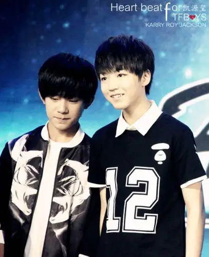 两个人在听什么啦王俊凯易烊千玺