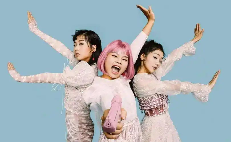 2022年的巡回演唱会中,台上的3unshine唱歌依旧跑调