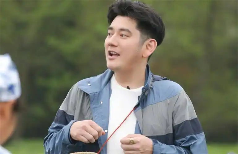 看到现在的他,完全让人想不到他竟然是孙俪的前男友,两人光看外表