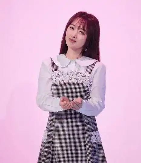 50岁杨钰莹小区闲逛,晒九宫格自拍状态好,皮肤细腻不见皱纹_什么_生活