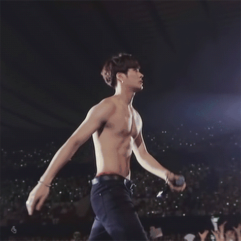 王嘉尔:黑色紧身裤成就完美腹肌线条,行走的魅力无处不在!