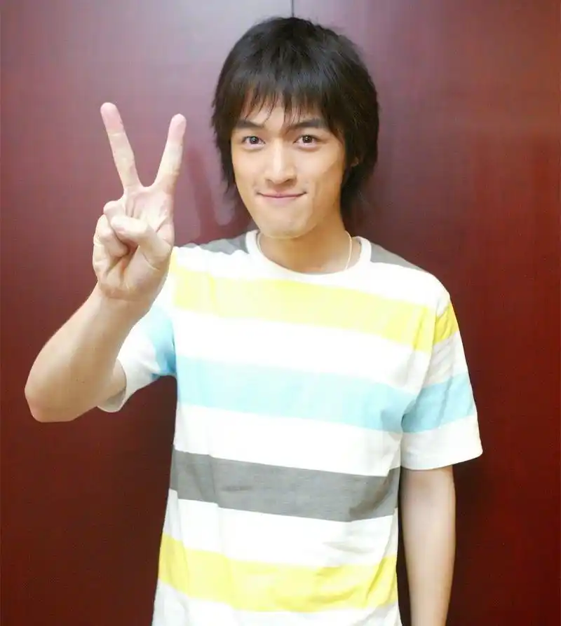 胡歌23岁青涩照曝光那时的他实在没有一点明星样