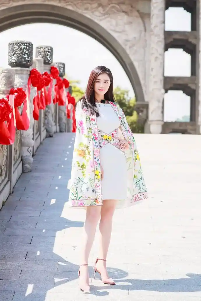 蒋欣又瘦了看看她的双腿就知道网友80斤都不到了吧