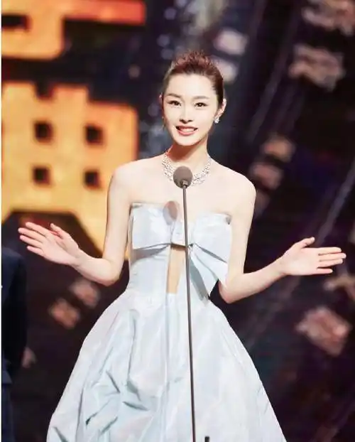 原创宋轶的独有时尚体重不到90斤筷子腿也可以很女神