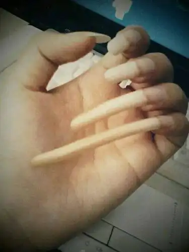 女人留长指甲好不好看,我妻子留了很长的指甲五六年没剪过,你们觉得