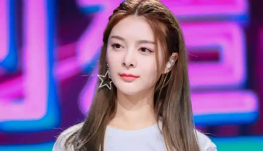 只能说一个去世发型对一个人的影响实在太大,要知道女团甜美系的装扮