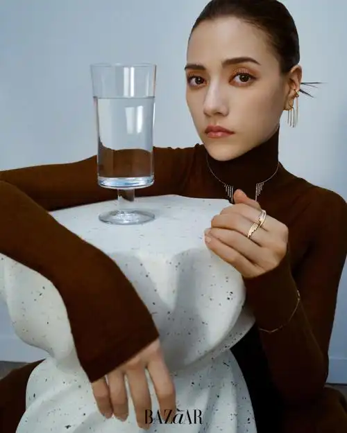 娜然超话《mini时尚芭莎》十月刊大片再度解锁刊,雅致摩登的高领针织