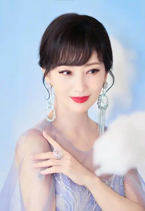 不老女神赵雅芝梦幻纱裙写真曝光 手捧云朵似仙女下凡