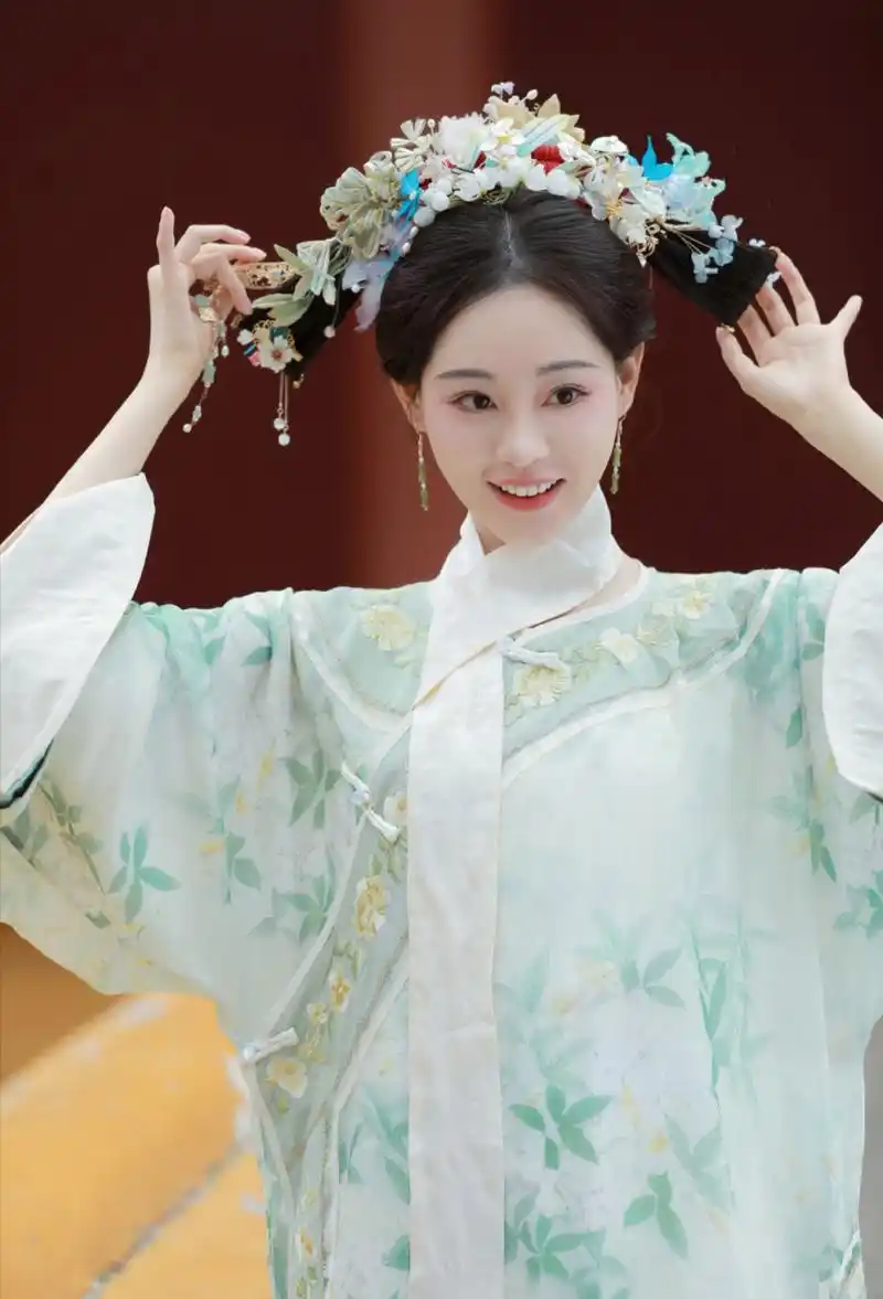 看祝绪丹穿着清宫古装,戴着兰花古式头饰,像清宫里的格格一样出宫了!