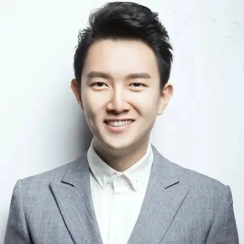 美剧《恐龙战队》侧耳团队成员smg融媒体中心主持人黄浩饰叶启年代表