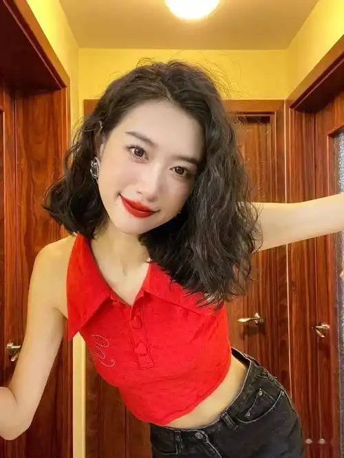 "复古港风烫发"女孩,年底烫发约起来!_发型_刘海_头发