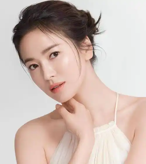 而且宋慧乔也是拥有「牛奶皮肤」的著名代表女星之一,作为国外公认的