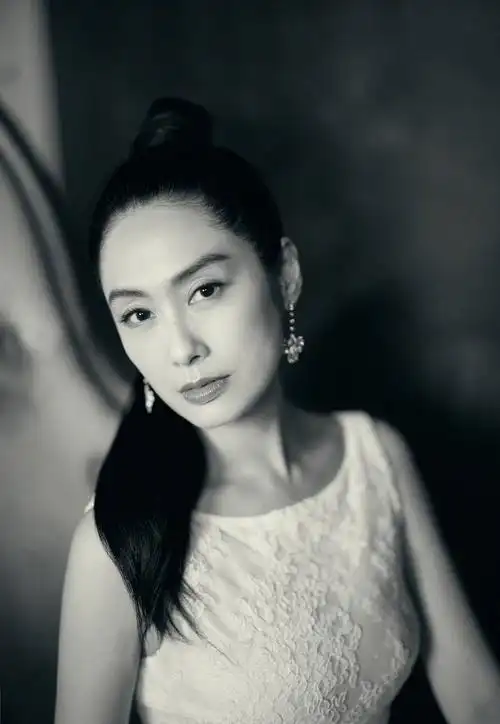 朱茵高束马尾清冷优雅 尽显港风复古格调