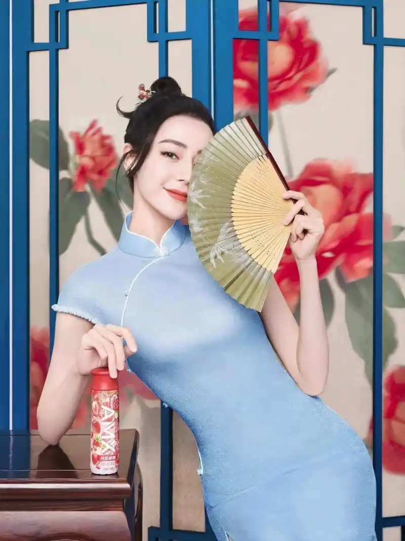 迪丽热巴安慕希又穿旗袍了!
