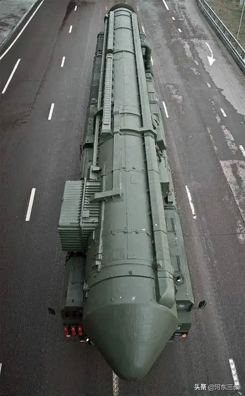 1万公里,采用分导式弹头最多可以携带8-10枚,命中精度小于200米.