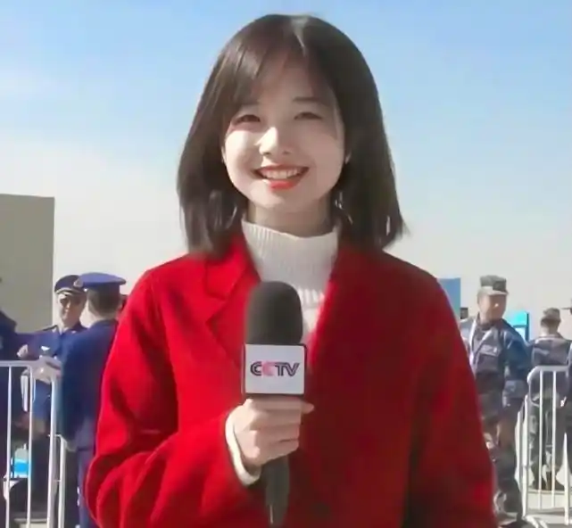 央视美女小记者低调走红,笑容甜美,颜值扛得住高清镜头考验