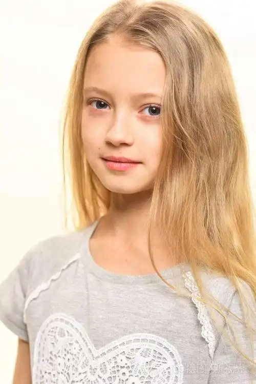 在白色背景上漂亮的小女孩在公园中微笑漂亮的小女孩抱着篮子里的苹果