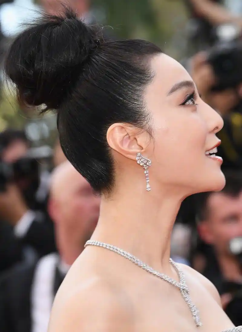 电影节#范冰冰身着抹胸蛋糕裙亮相第71届戛纳国际电影节开幕式红毯,这