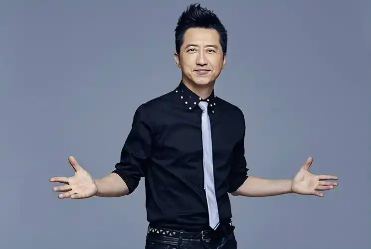 传61岁庾澄庆突发心脏病去世,小14岁娇妻已赶往,经纪人发声辟谣_身体