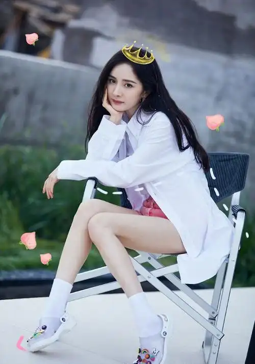 杨幂真不愧是"带货女王",简约的亮粉色裙装,穿出优雅时尚范