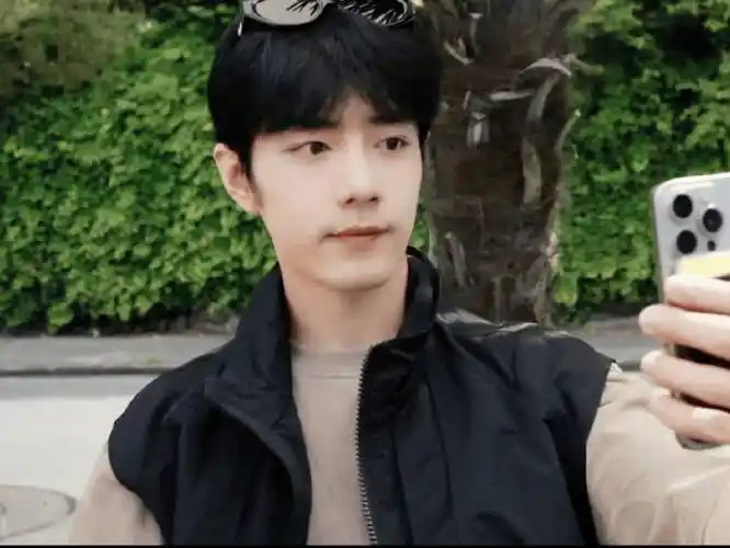 挥手招呼胖子躲避