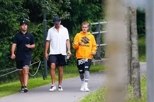 比伯穿帽衫短裤与人同行 身高被衬成小可爱