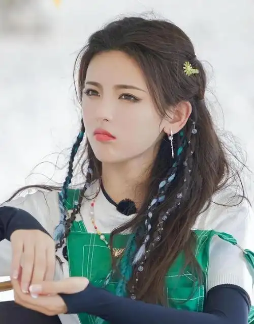 初中学历,"唱歌跑调","流量小妞"杨超越是怎么走红的