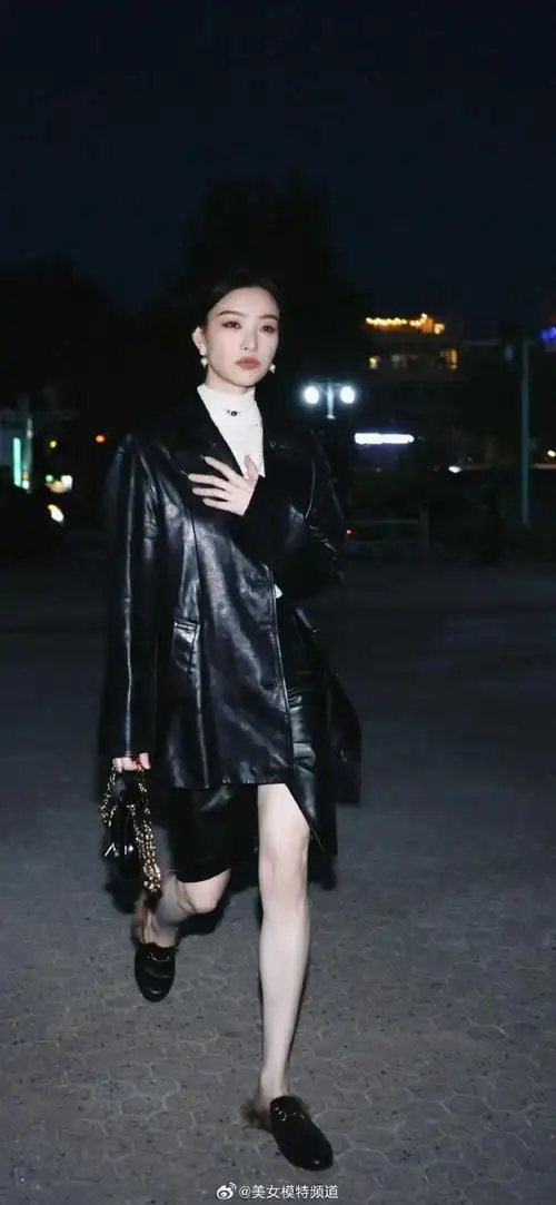 倪妮黑色皮衣街拍写真