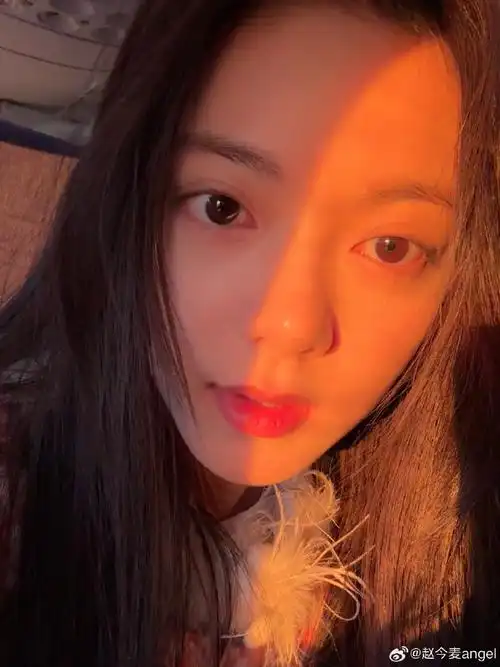 赵今麦飞机随拍##光影下的赵今麦