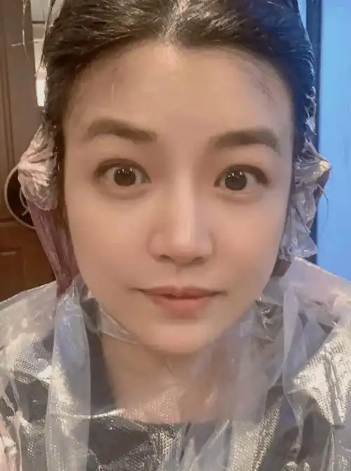 38岁陈妍希晒怼脸拍素颜超耐打瞪眼卖萌用力过猛被吐槽认不出