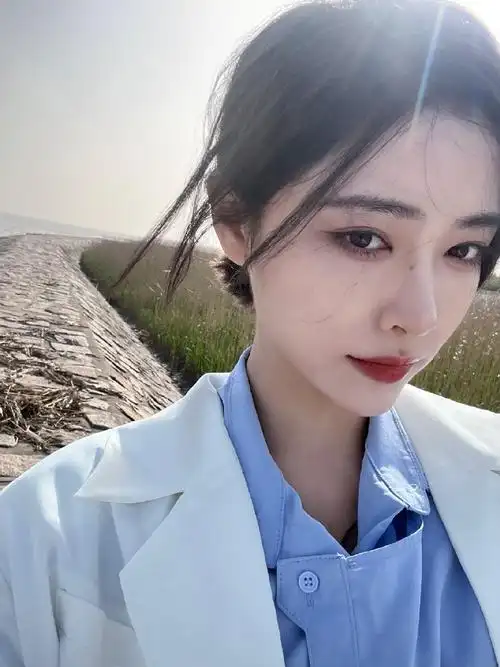 许佳琪晒海边古装随拍