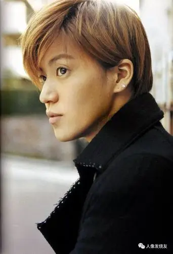 回复"栗子"既可获得打包好的无水印小栗旬~嘻嘻又多了一本样片写真集