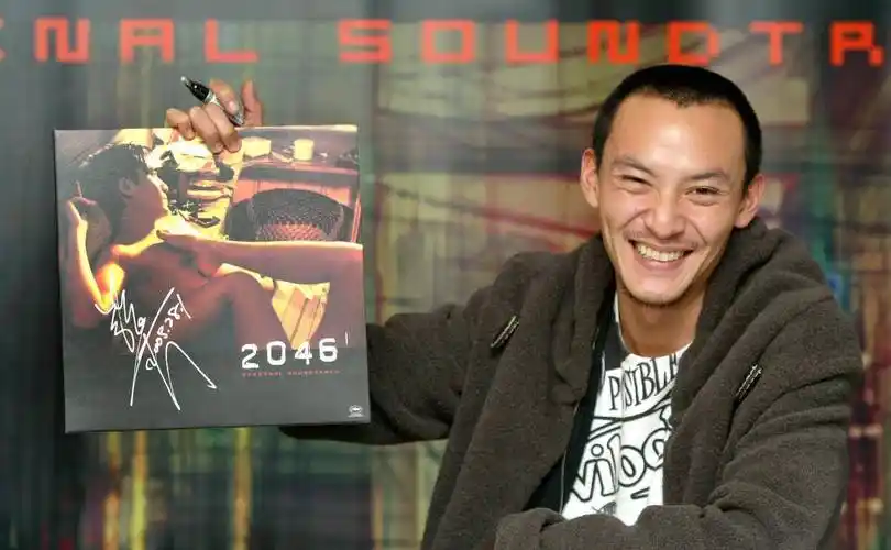 在这部电影当中,张震出演越博士,出席见面会的时候,精致的短卷发搭配