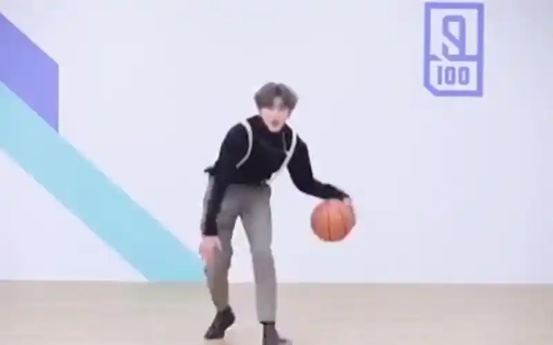 蔡徐坤胯下运球1坤分